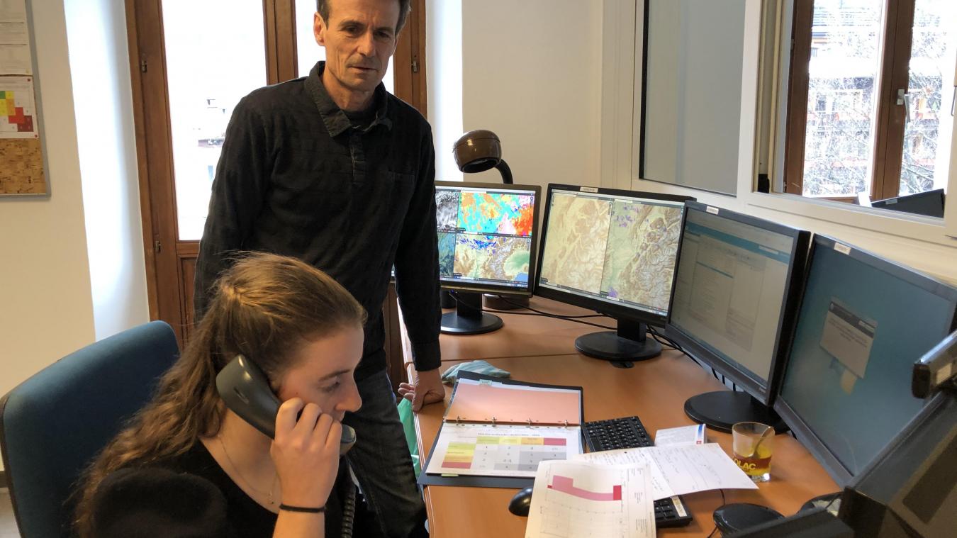 Gilles Brunot, le responsable de l’antenne de Chamonix de Météo-France avec une météorologue dans leurs nouveaux bureaux.