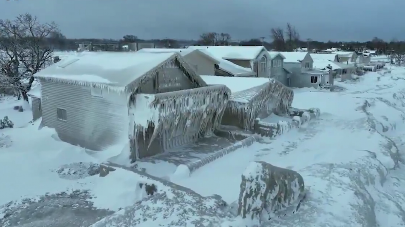 À Buffalo, dans l’Etat de New-York, les amas de neige ont atteint plus d’un mètre.
