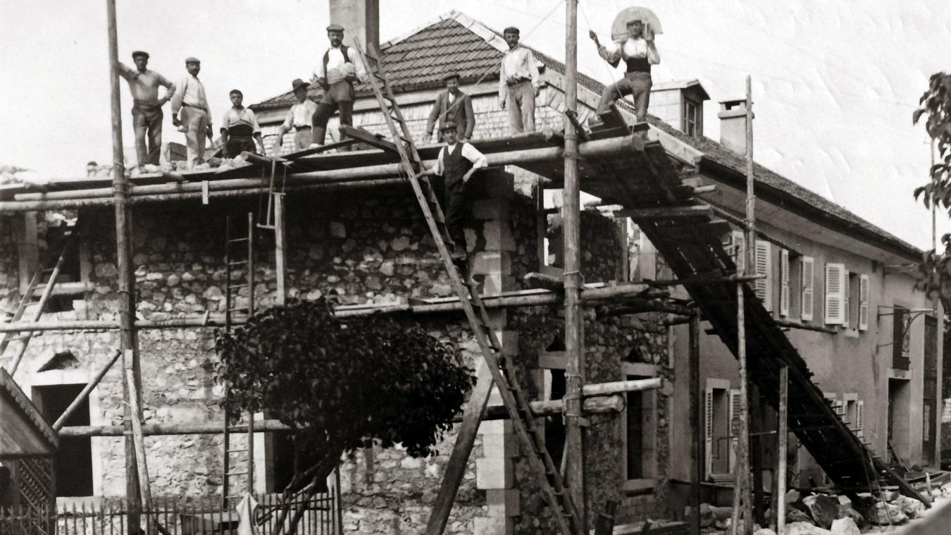 Maison familiale, à Lélex, en plein travaux d’agrandissement en 1909. (Photo d’Alphonse Grospiron)