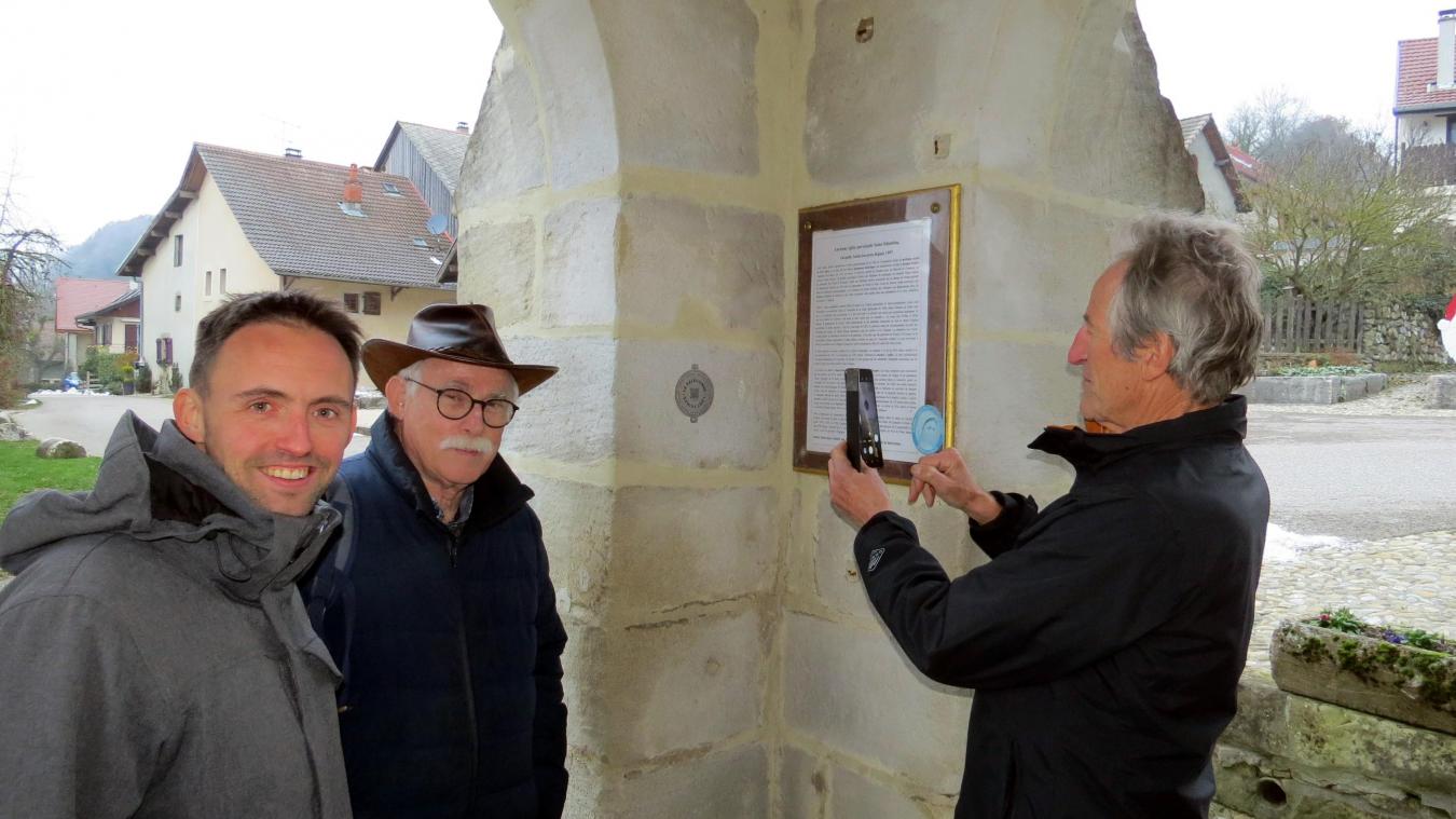 Julien Suard, avec Jean-Louis Sartre et Pierre Cusin, de la Salévienne, ce dernier utilisant son smartphone pour scanner la capsule temporelle placée sur la chapelle de Charly, à Andilly.