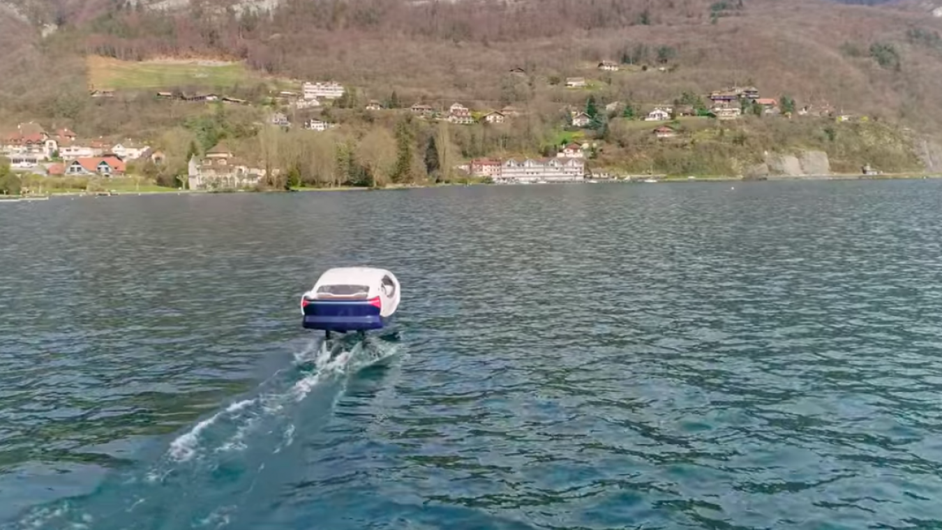 Dans la série l’Agence sur Netflix, les clients ont rejoint la propriété à visiter sur le lac d’Annecy via une SeaBubble.