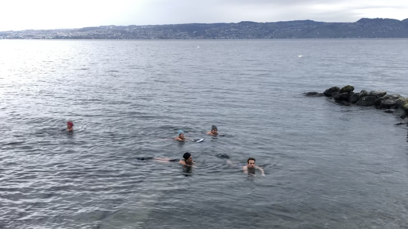 En cabine de cryothérapie, en immersion complète ou avec une douche, s’exposer au froid comporte des bienfaits pour la santé.