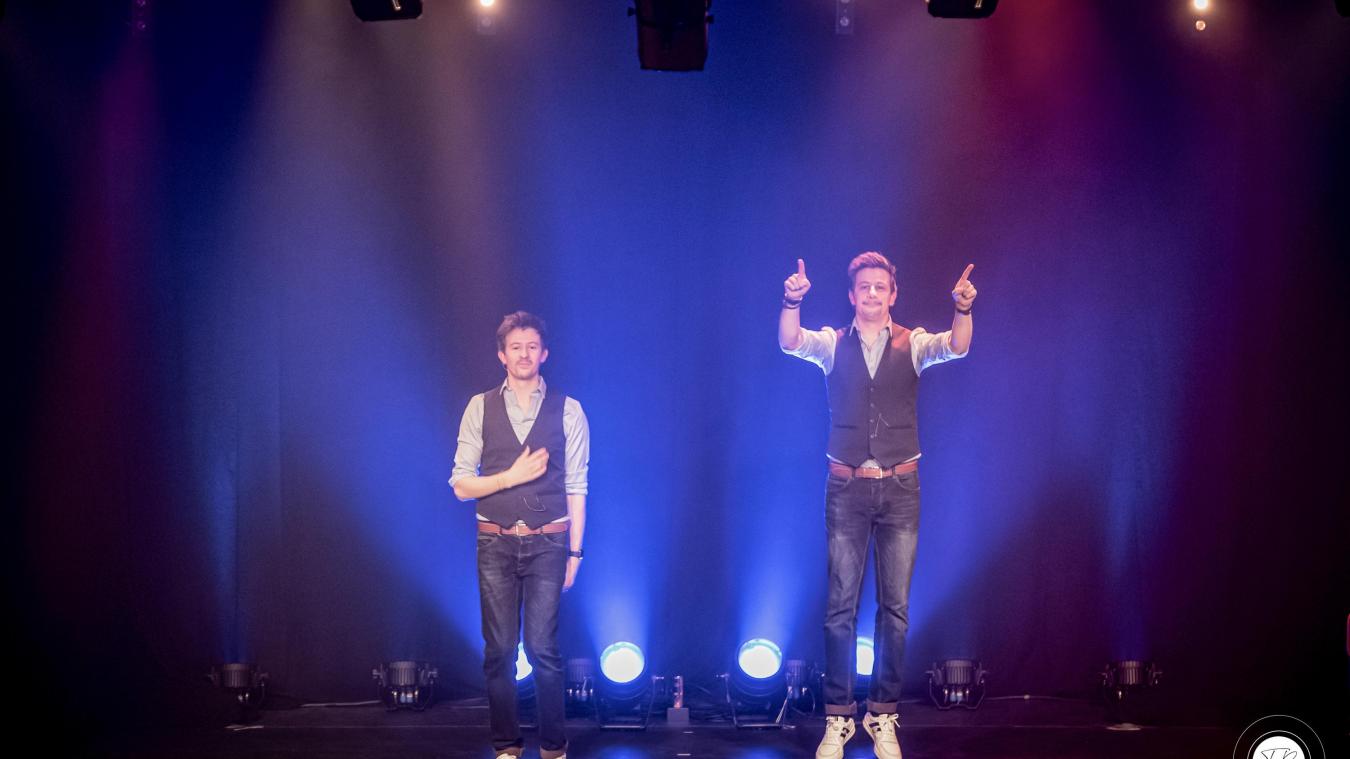 Les Jumeaux, Steeven et Christopher, ont mis en scène leur première pièce commune ‘‘Un petit jeu sans conséquence’’ en 2011.