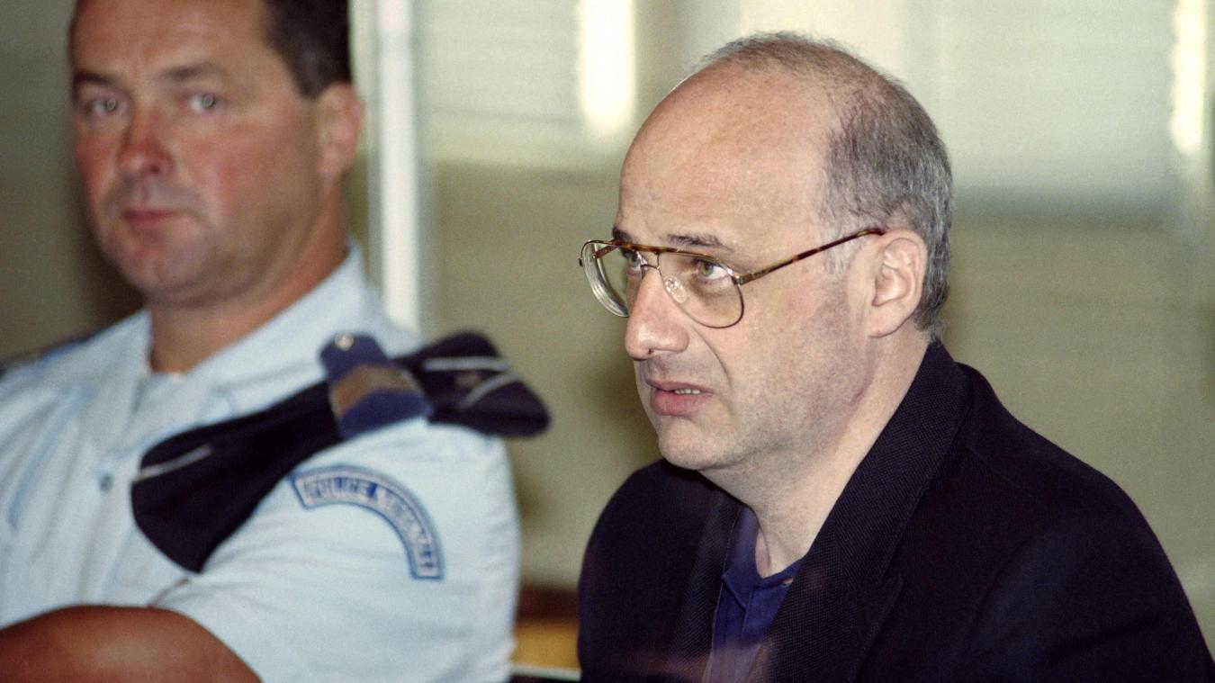 Dans cette photo prise le 25 juin 1996, le français Jean-Claude Romand arrive dans le tribunal de Bourg-en-Bresse pour le début de son procès. (Crédit photo: AFP / Philippe Desmazes)