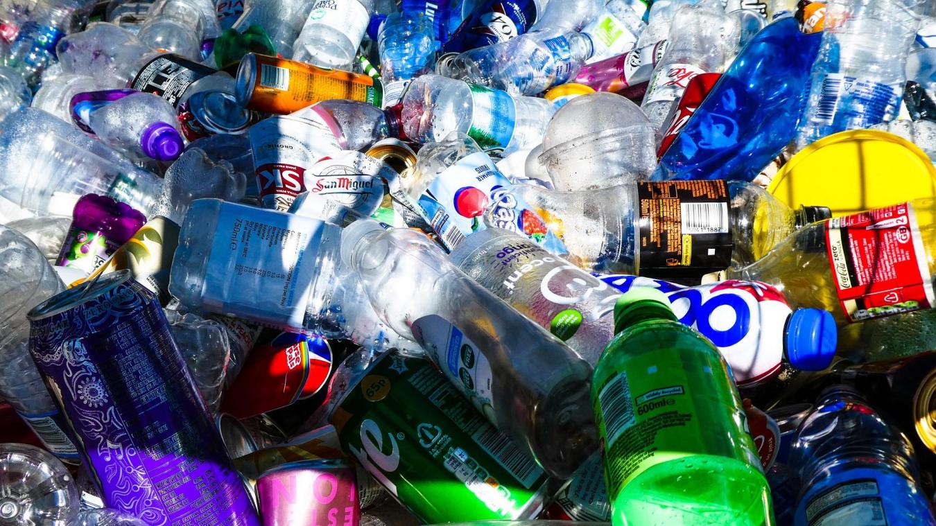 Dans la lutte contre la pollution plastique, des ONG ont assigné Danone en justice pour son action insuffisante en la matière. En vertu du devoir de vigilance.