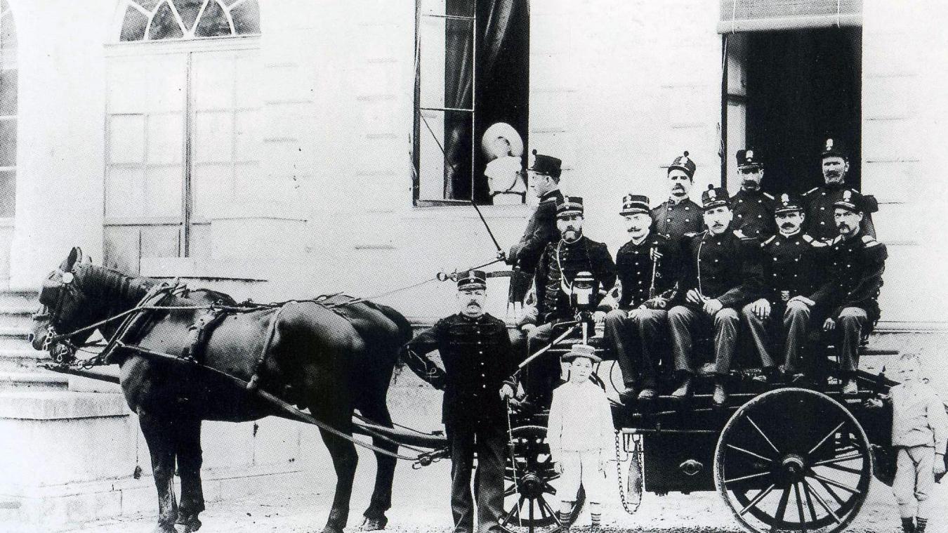 Le corps des sapeurs-pompiers de Saint-Julien-en-Genevois, en 1904, devant la sous-préfecture.