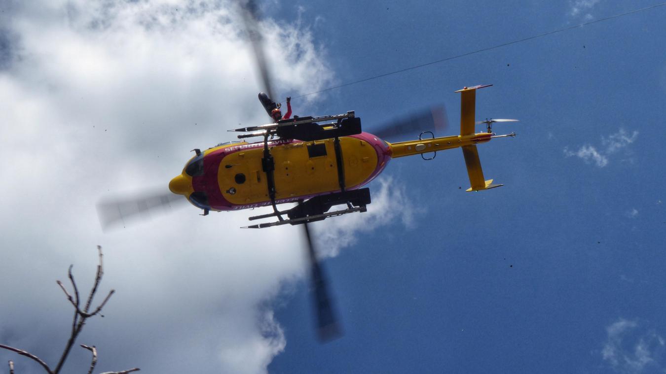 L’hélicoptère Dragon 74 a transporté sur place un gendarme, des pompiers et un médecin.