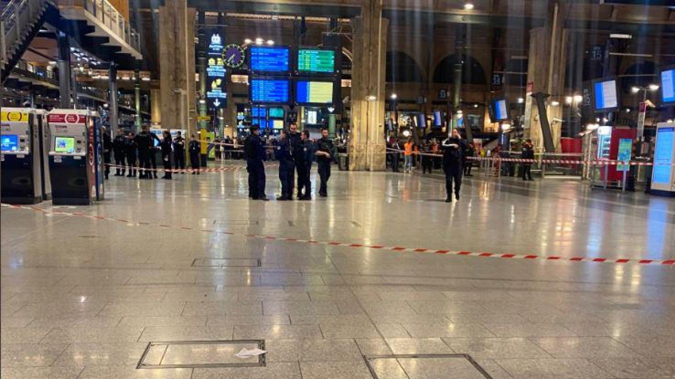 Tôt ce matin, à la gare du Nord de Paris, un homme armé d’une arme blanche s’en est pris aux usagers, blessant légèrement quatre d’entre eux et un agent de la police aux Frontières.