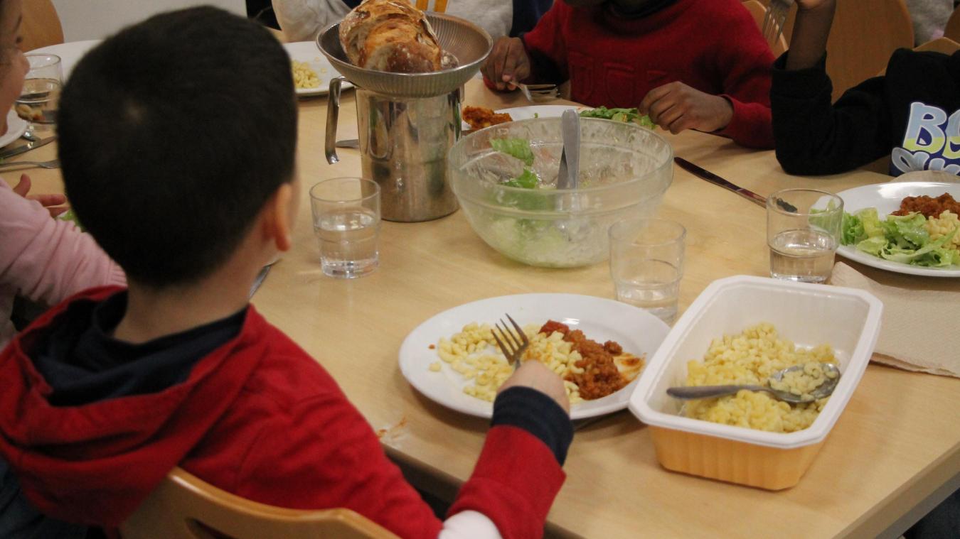 Le temps de pause méridienne, avec le repas à la cantine scolaire, fait partie des accueils périscolaires.