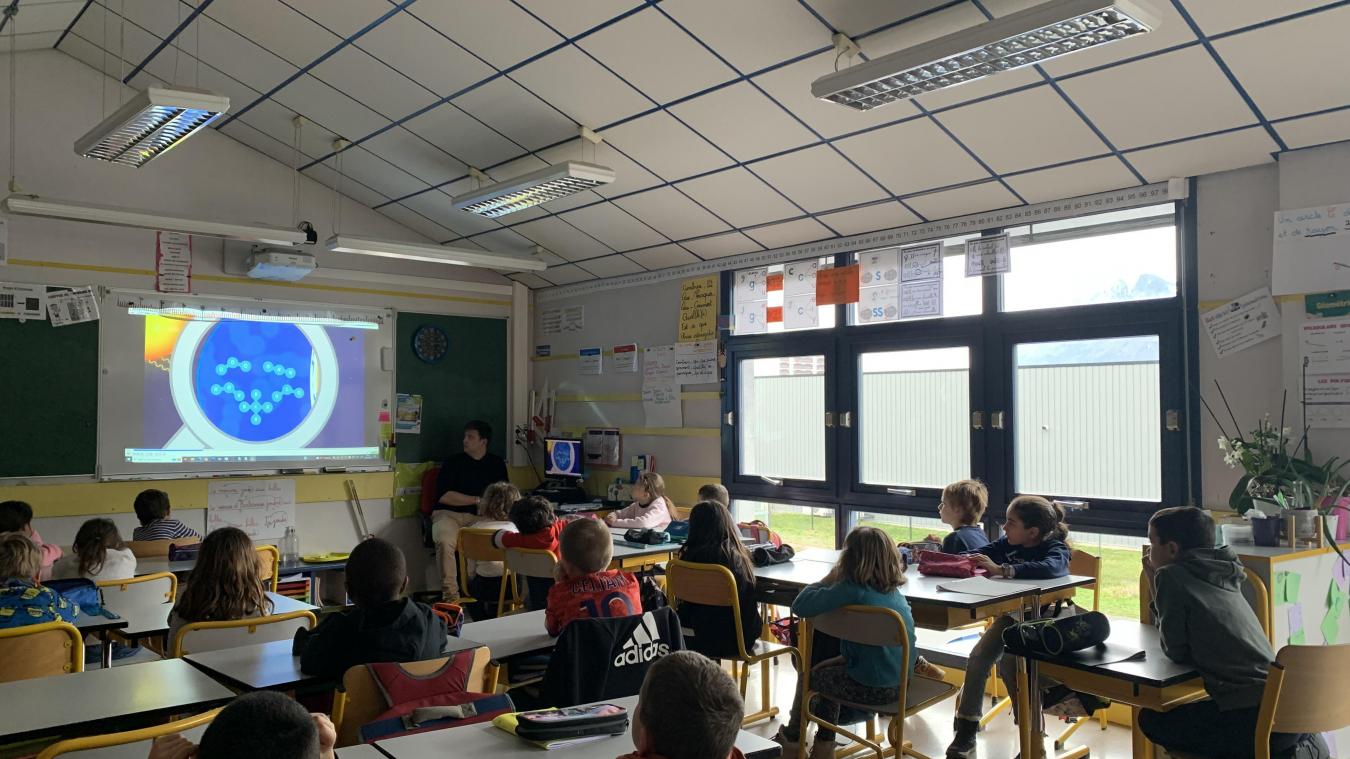Clément Rampon, animateur du programme Watty à l’école, explique aux élèves de CE2, à l’aide d’une vidéo explicative, l’effet de serre.