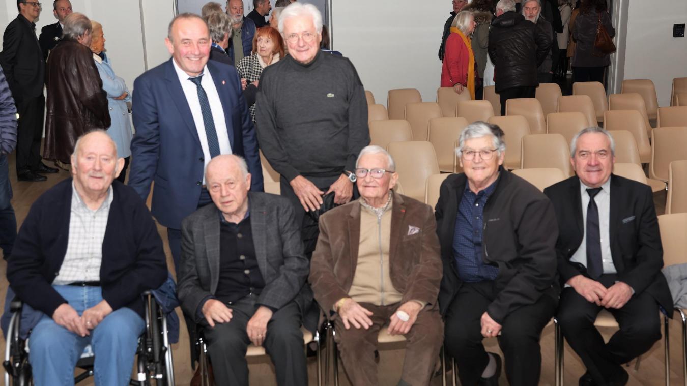 AUx 50 ans du pays de Cruseilles, quelques anciens élus avec notamment Jean Excoffier, deuxième à partir de la gauche, le seul encore en vie à avoir participé à créer le District de Cruseilles à l’époque.
