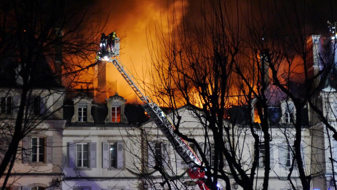 80 pompiers, venus de l’Ain et de Suisse, se sont relayés toute la nuit du 18 janvier 2017 afin de sauver le château des flammes. (Crédit photo: Archives Le Pays Gessien)