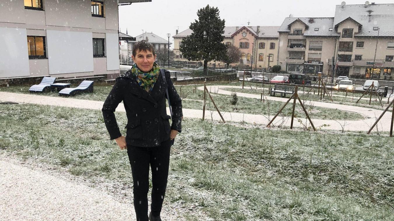 Emmanuelle Paradis au cœur du verger collaboratif accolé à la mairie de Marnaz, dans un décor enfin hivernal, ce lundi 16 janvier.