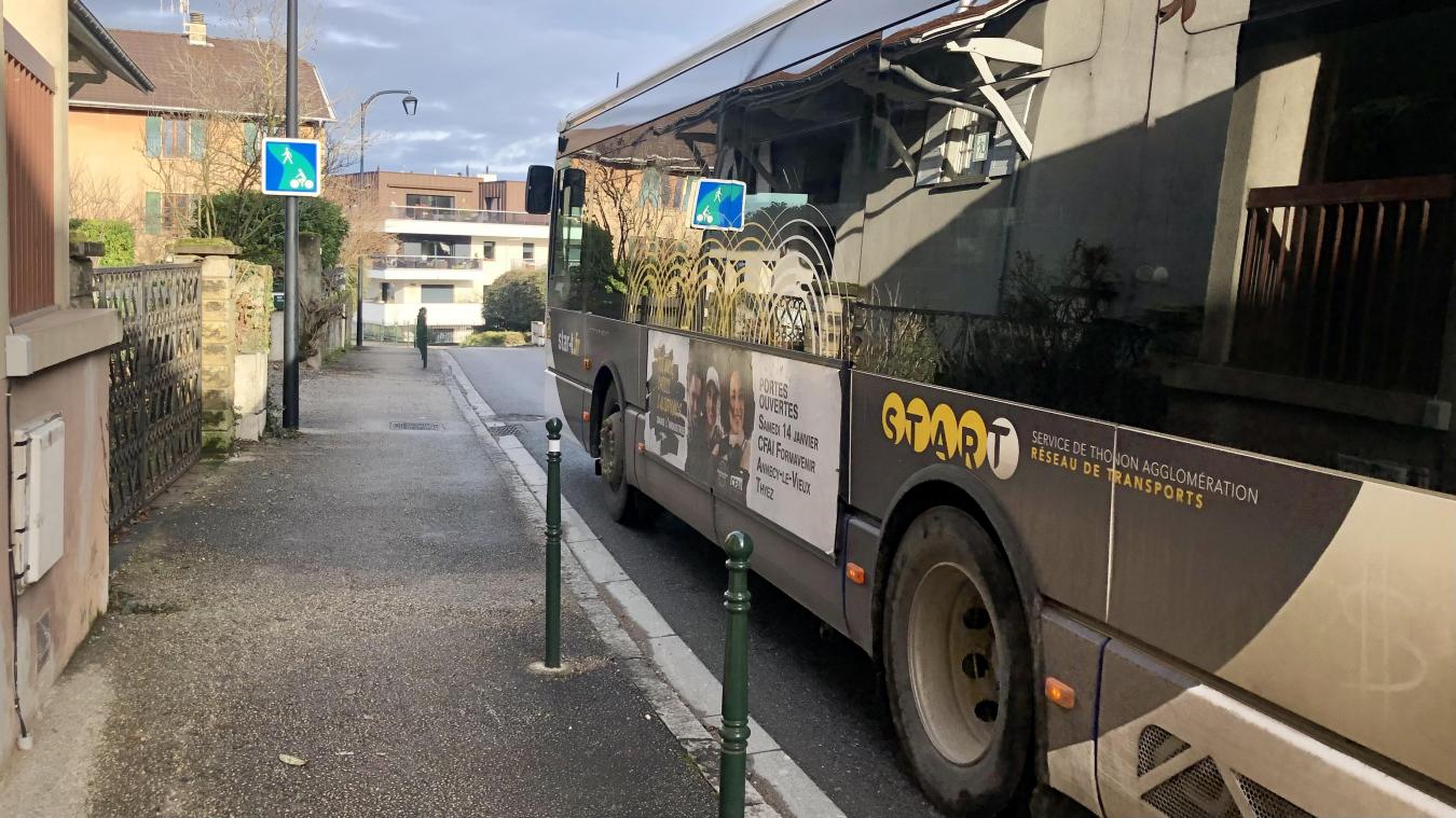 Au cœur du hameau de Morcy, la chaussée est très étroite, laissant peu de place au passage des bus.