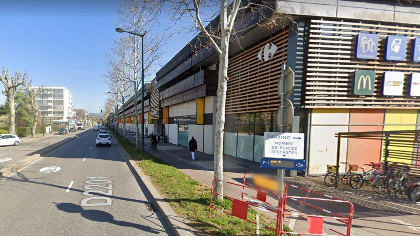 Un homme a tenté de voler un ordinateur et des bières à Carrefour, situé avenue de Genève à Annecy.