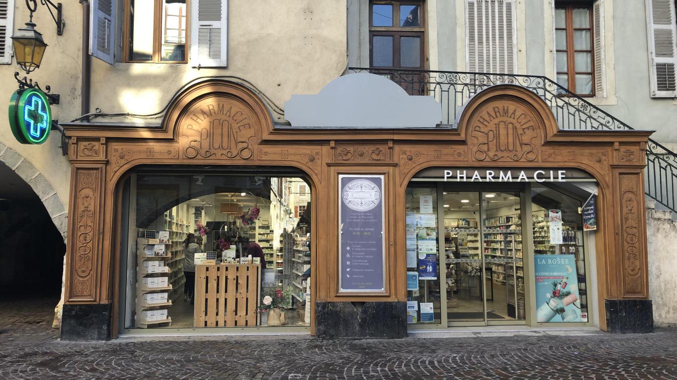 La devanture de la pharmacie est inscrite aux monuments historiques depuis 1984.