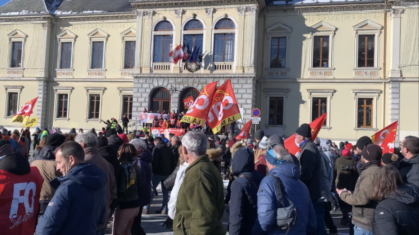 Après avoir défilé avenue des Chasseurs-Alpins, les manifestants se sont dirigés vers la 2x2 voies. 800 personnes y ont bloqué la circulation pendant une vingtaine de minutes.