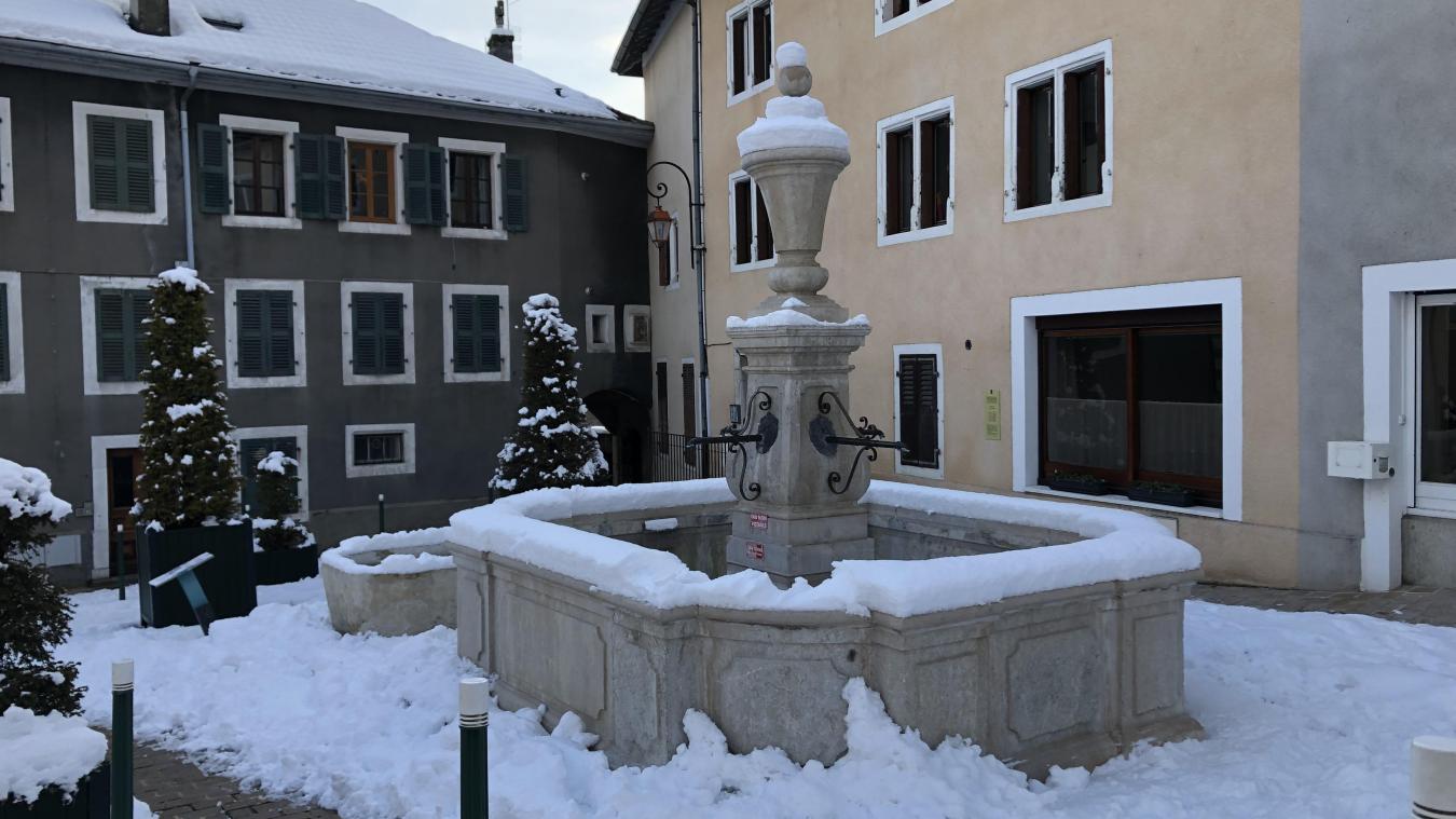 La fontaine des Quatre Goulettes fut construite en 1746. On distingue les noms des seigneurs de Gex, comme Léone de Joinville.