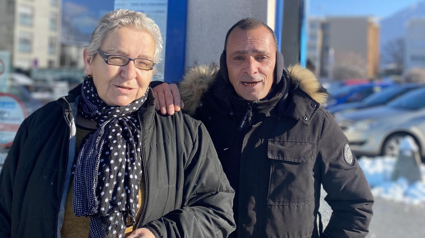Pierrette, figure emblématique du quartier du Crozet à Scionzier, et Rafik se montrent patients en attendant la fin des travaux.