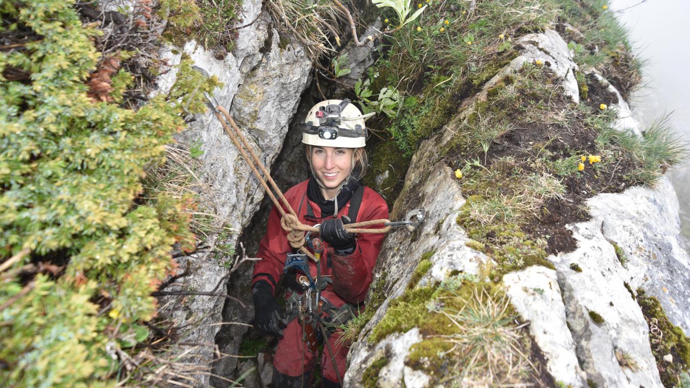 Léa, ici en exploration sous le Jura. En bas à gauche, découverte d'un gouffre, en Papouasie, en 2018. En bas à droite, des Papous du village de Palmalmal.