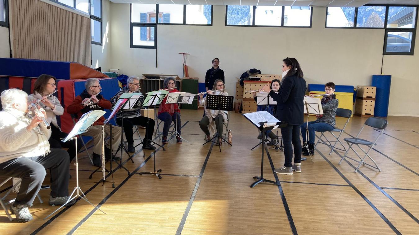Le groupe de flûte traversière de Brigitte Perret, composé d’adultes.