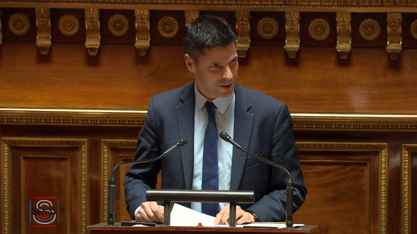 Le sénateur Cyril Pellevat, co-auteur de la proposition de loi, à la tribune du Sénat, mardi 31 janvier.