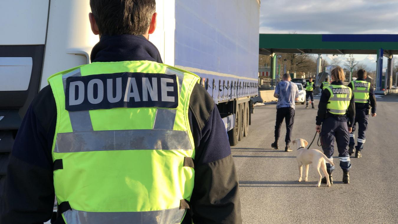 La brigade des douanes d’Annecy, ici en opération de contrôle sur l’A41, compte une vingtaine d’agents.
