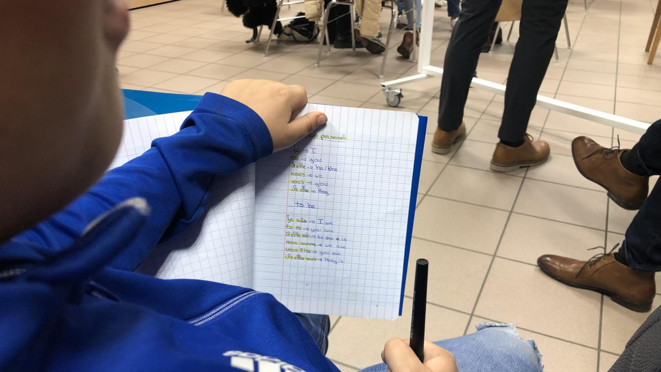Les élèves sont attentifs, ils souhaitent apprendre correctement pour utiliser l’anglais à l’avenir.