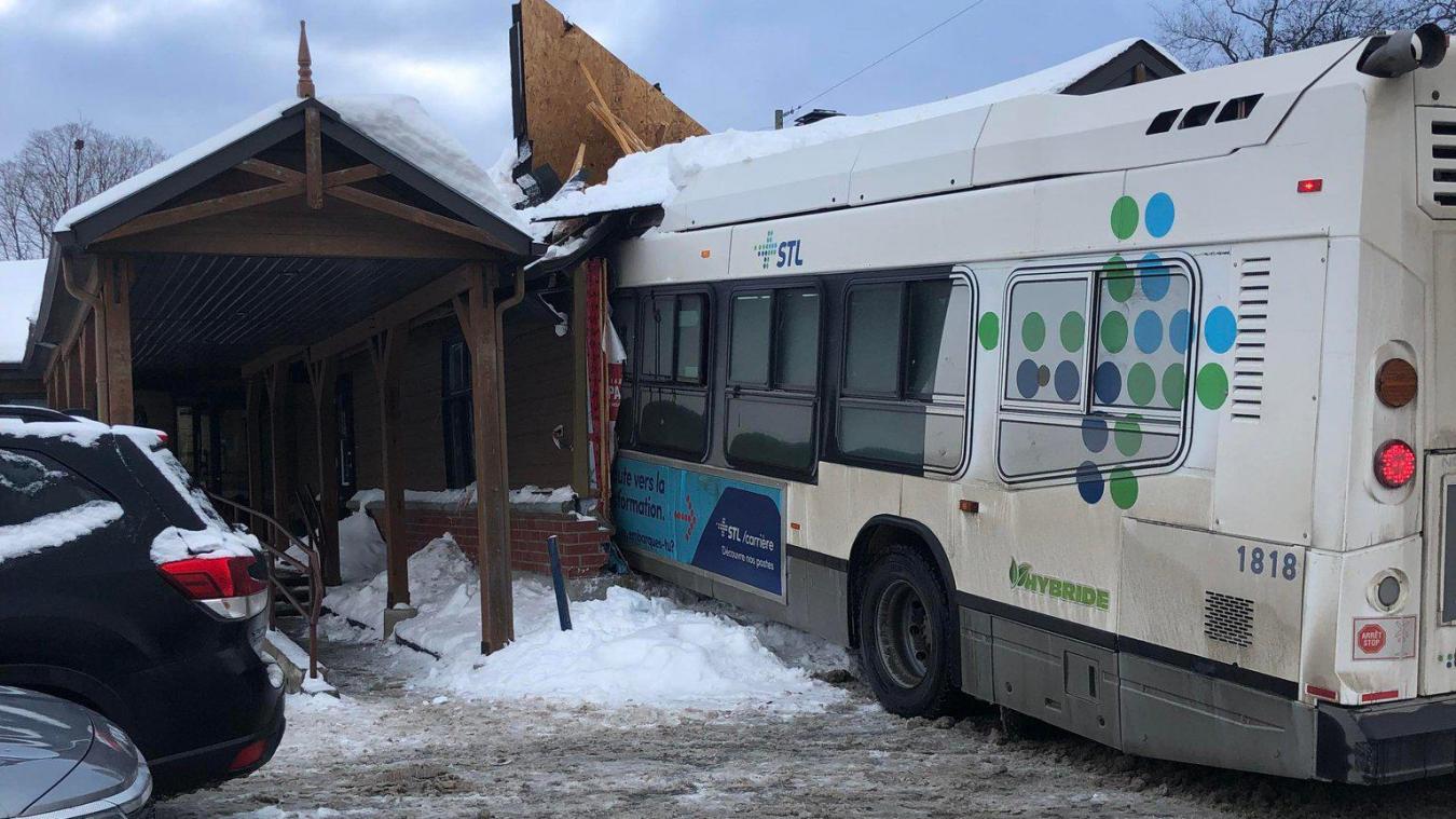 Un chauffeur de bus a foncé sur une garderie de Laval, au Québec, mercredi 8 février.