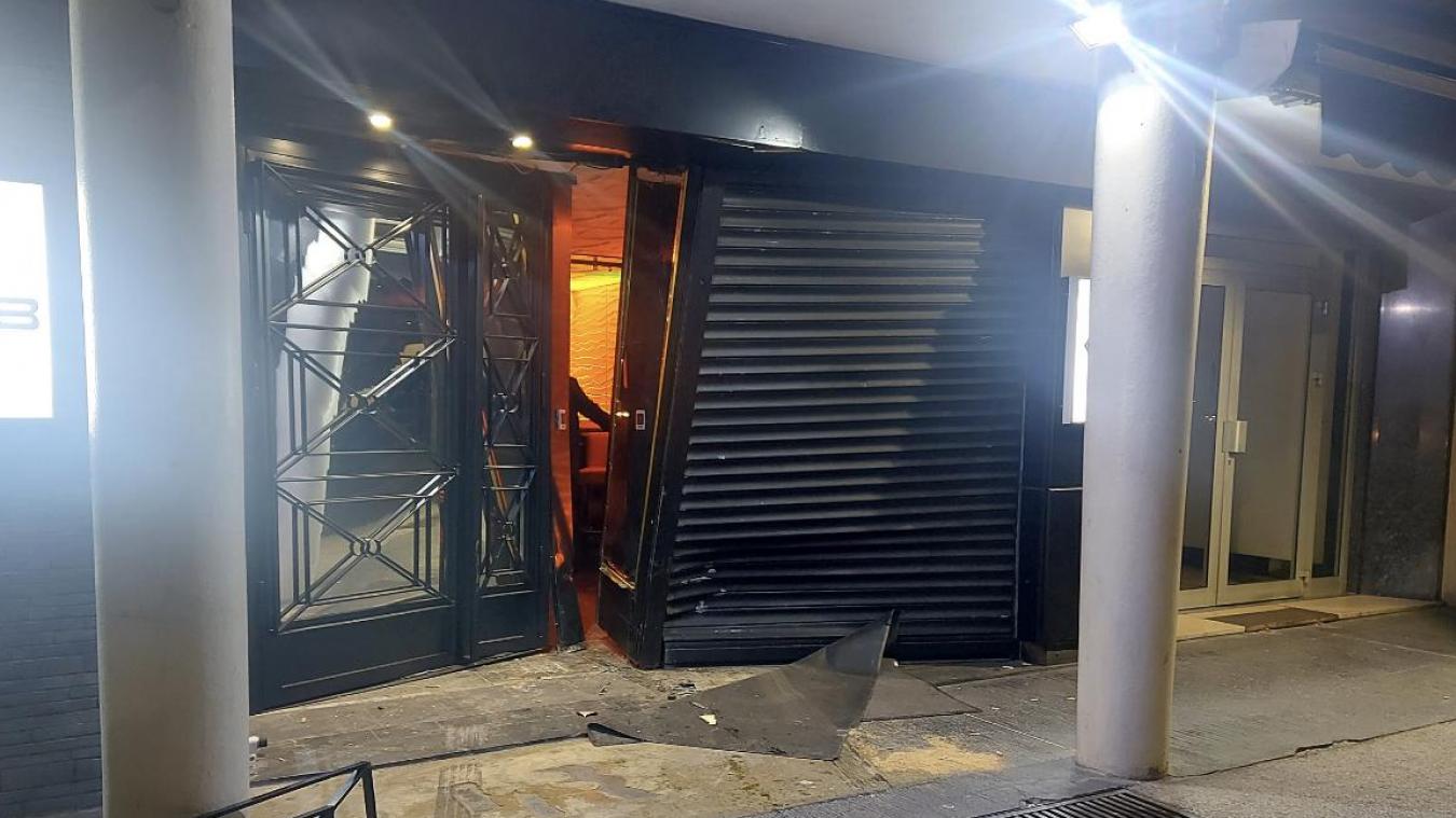 Sorti par des videurs du Kiss, un client alcoolisé a pris le volant de sa voiture et foncé dans la discothèque à Annemasse samedi 11 février vers 4 heures du matin.