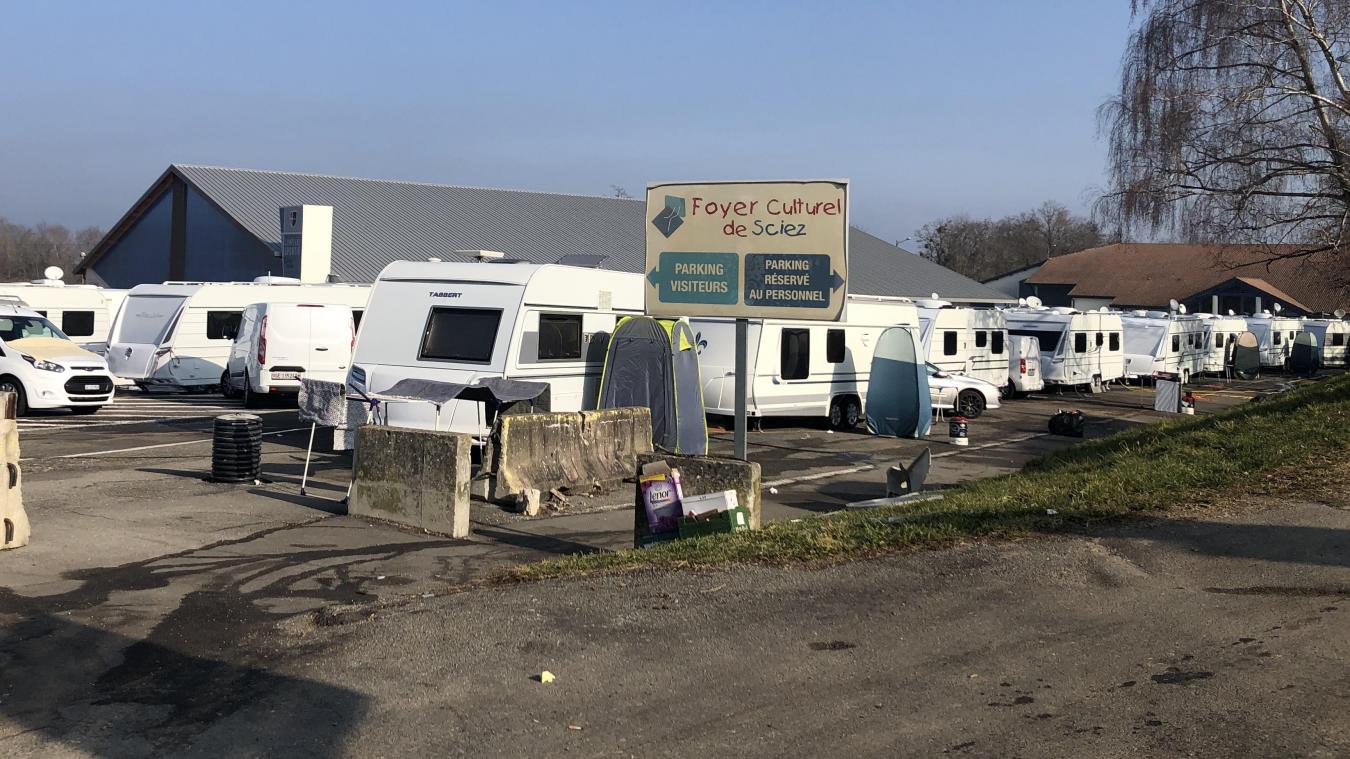 Une quarantaine de caravanes se sont installées au parking des Crêts, à Sciez.