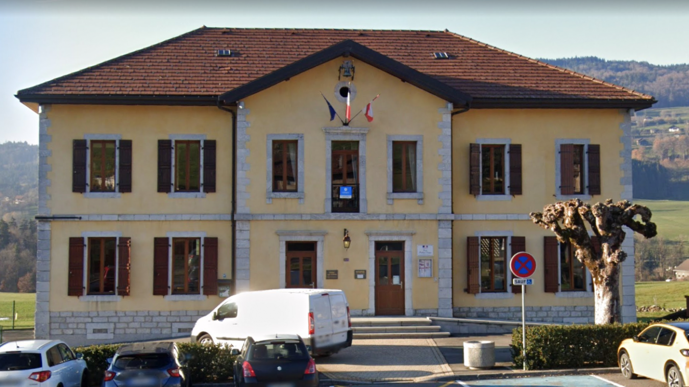 La mairie-école de Villard accueille actuellement deux classes de maternelle et de primaire.