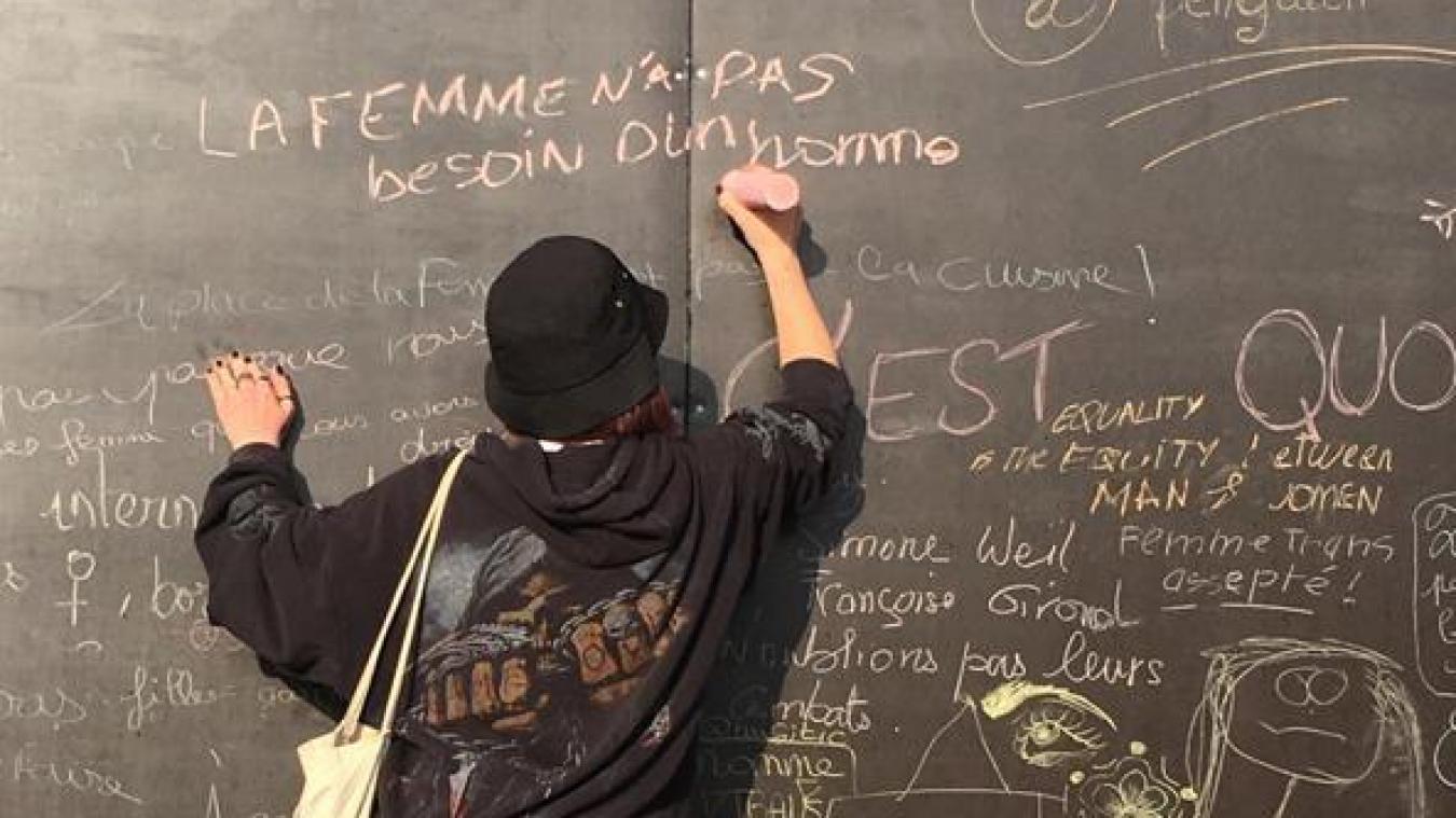 Venez partager vos combats, vos indignations, vos réussites autour des droits des femmes sur la fresque participative de la mairie le 8 mars. (Photo: Service culturel Ferney-Voltaire)
