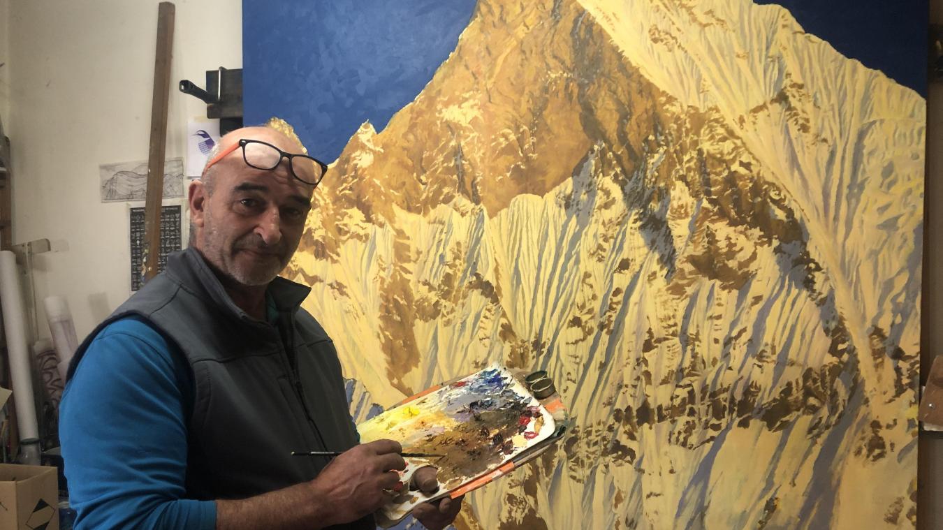 Jean-Philippe Combaz réalise cette grande toile pour une commande, il a voulu se faire photographier devant parce qu’il aime la montagne.
