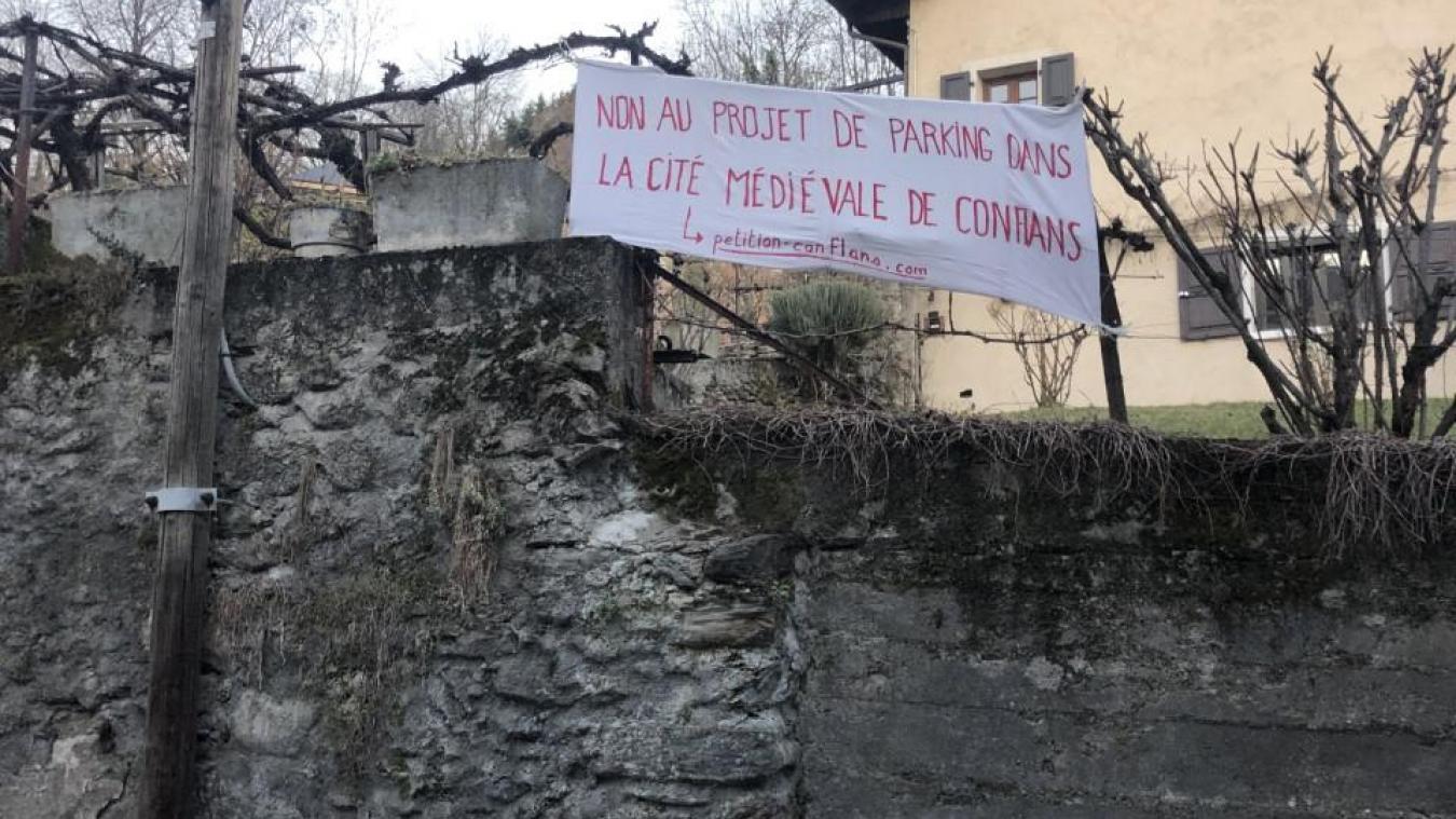 Soucieux de manifester leur opposition à un parking au sein de la cité médiévale, certains habitants ont paré leurs murs de banderoles. La police municipale les a invités à les retirer.
