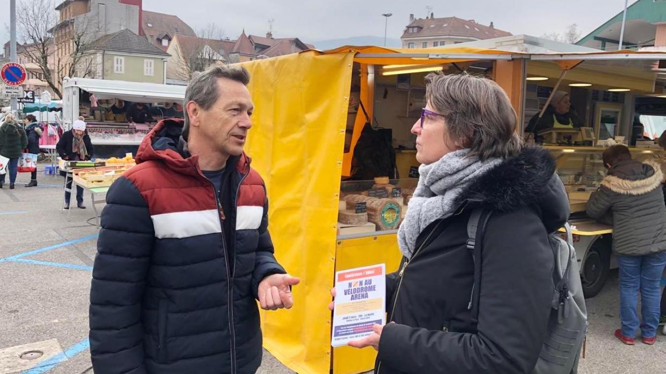 Ce jeudi 2 mars, les membres du collectif Non au Vélodrome arena ont distribué des tracts sur le marché de La Roche-sur-Foron.