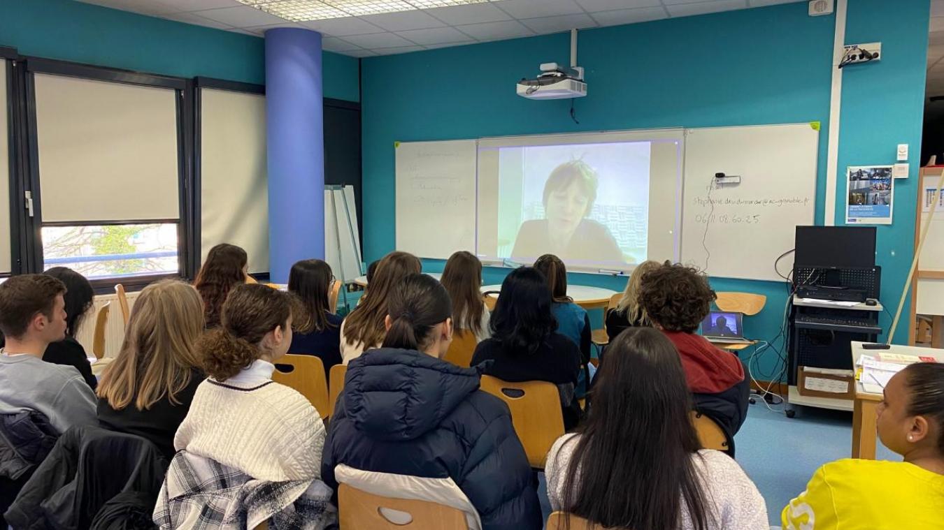 Lors du concours, les élèves de terminale du lycée Guillaume-Fichet ont pu interagir avec la journaliste de France Inter, Charlotte Piret.