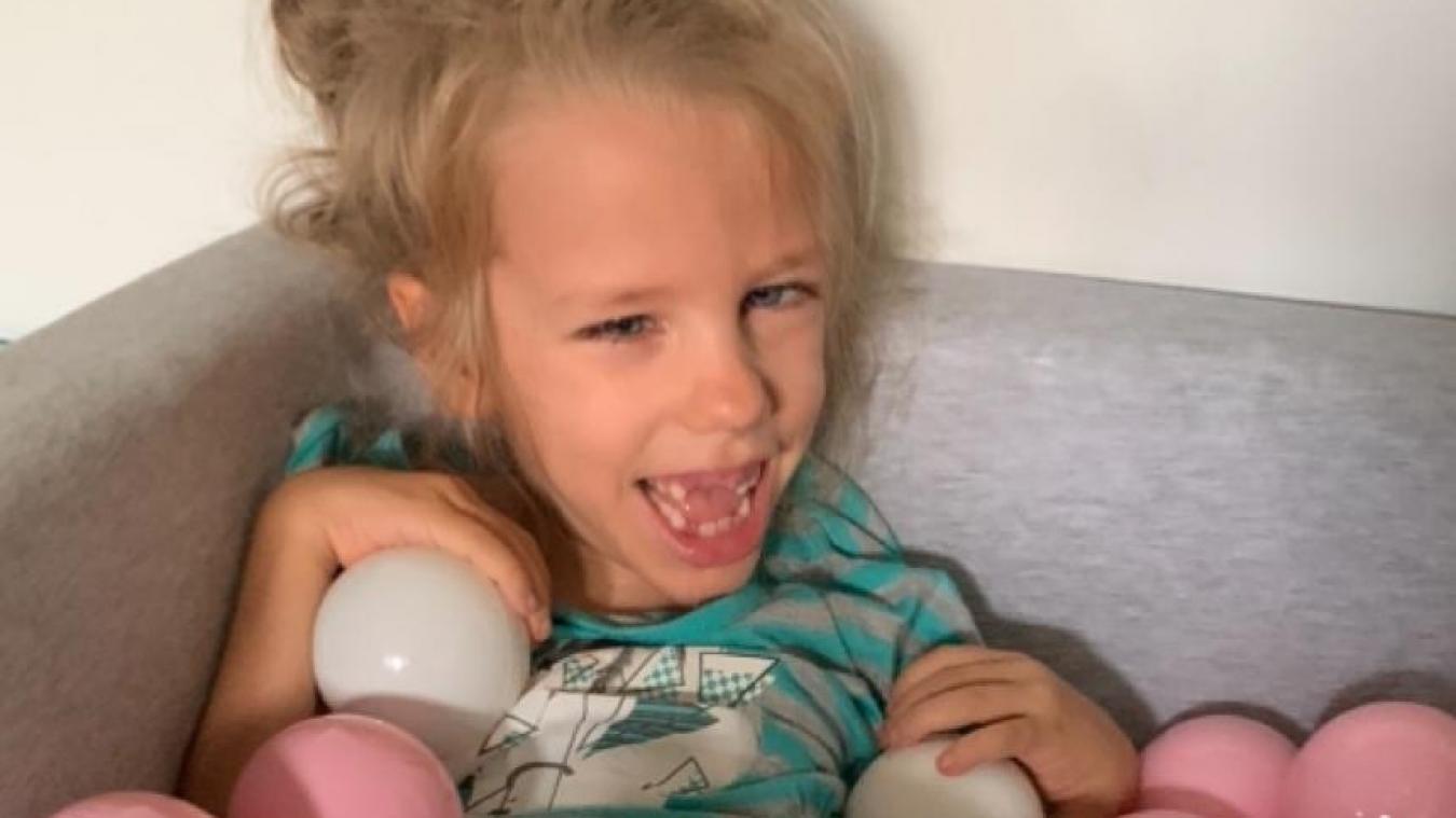 Malgré ses handicaps, Isalys est une petite fille vive et expressive.