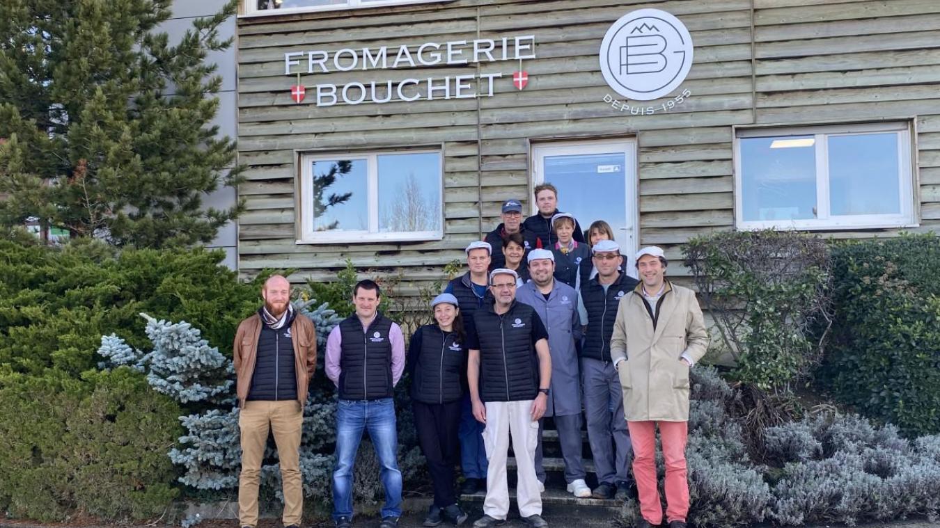 Une partie de l’équipe du site de Beaumont réunie devant la fromagerie. D’autres magasins sont présents à Vulbens, Ville-La-Grand, Saint-Genis-Pouilly et Divonne-les-Bains.
