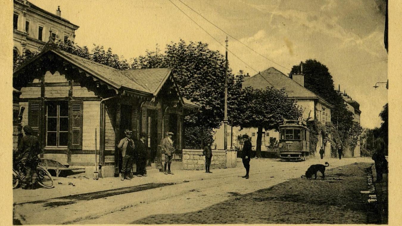 Vers 1900, le terminus de la ligne 13 à Saint-Julien, où une double voie permettait au tramway de manoeuvrer pour pouvoir repartir vers Genève.