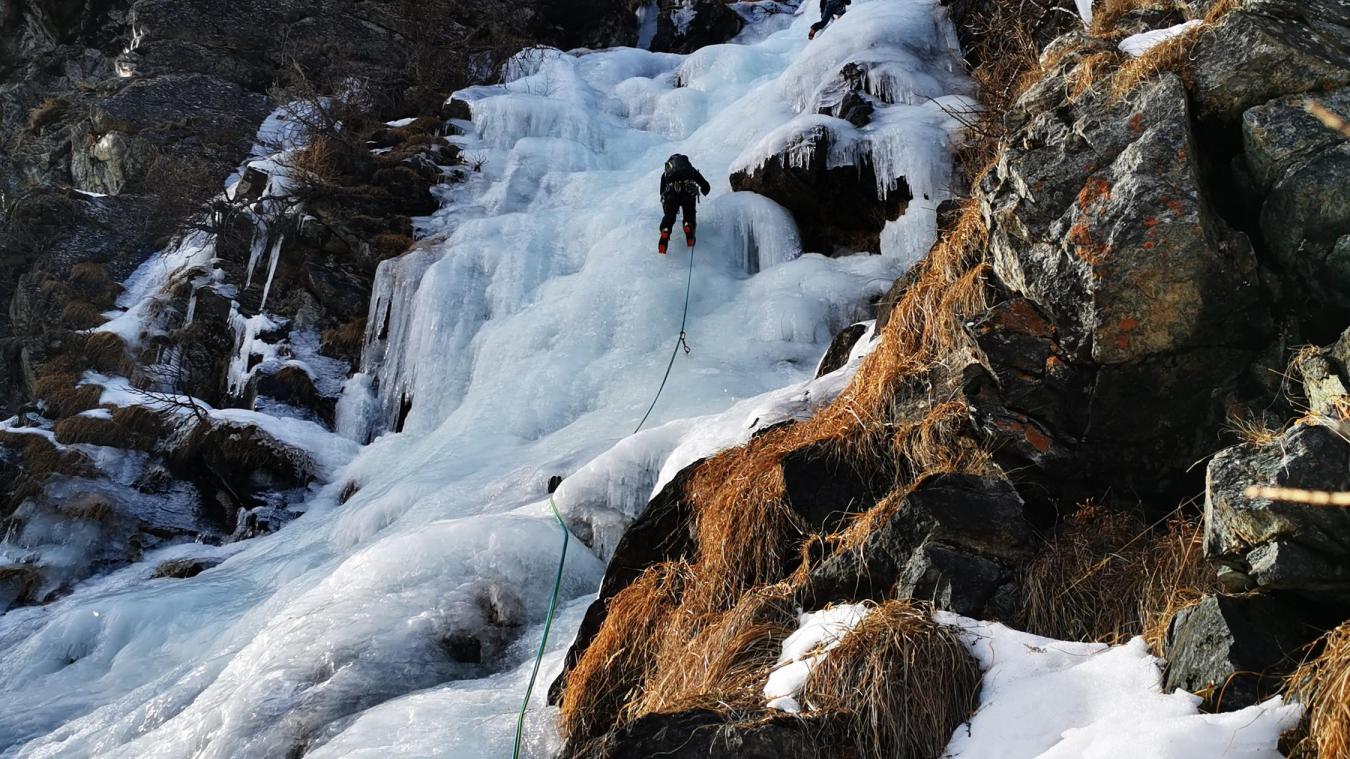 Pour grimper sur glace, les pratiquants utilisent des piolets.