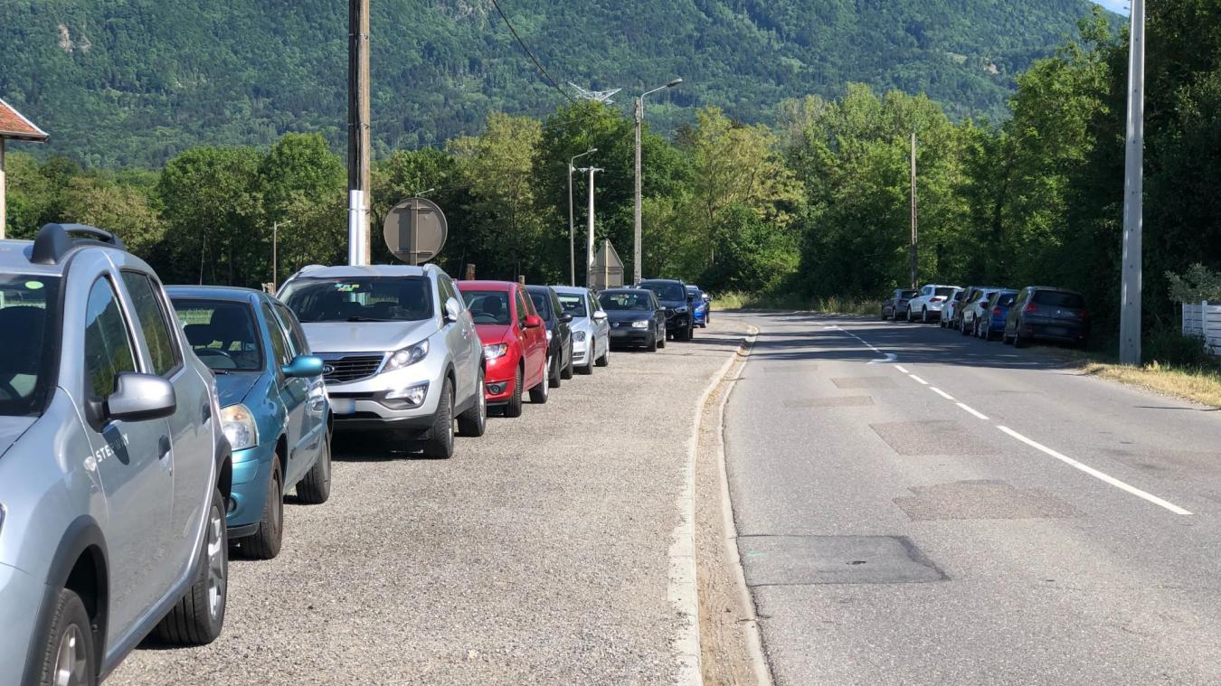 Aux abords de la gare de Perrignier, plus de 300 véhicules tentent de stationner.