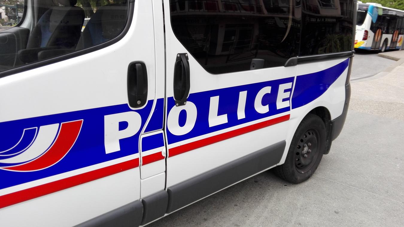Chambéry : un homme dégrade une voiture de police garée… devant le commissariat