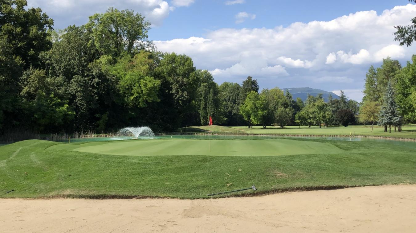 L’entretien du golf d’Aix-les-Bains, un travail quotidien pour préserver ce « poumon vert »