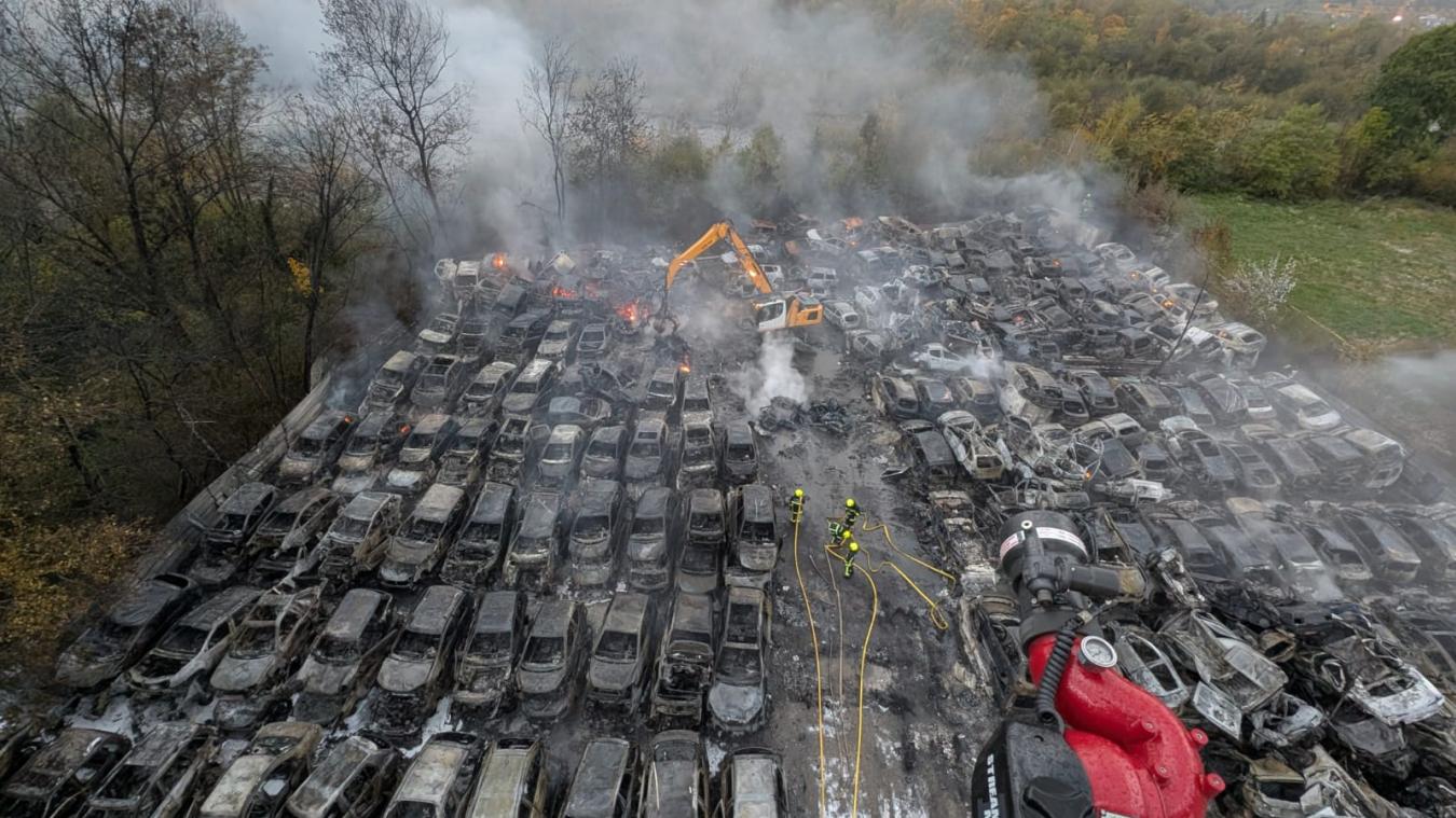 PHOTOS. Une casse automobile prend feu en Haute-Savoie : des centaines de véhicules ont brûlé