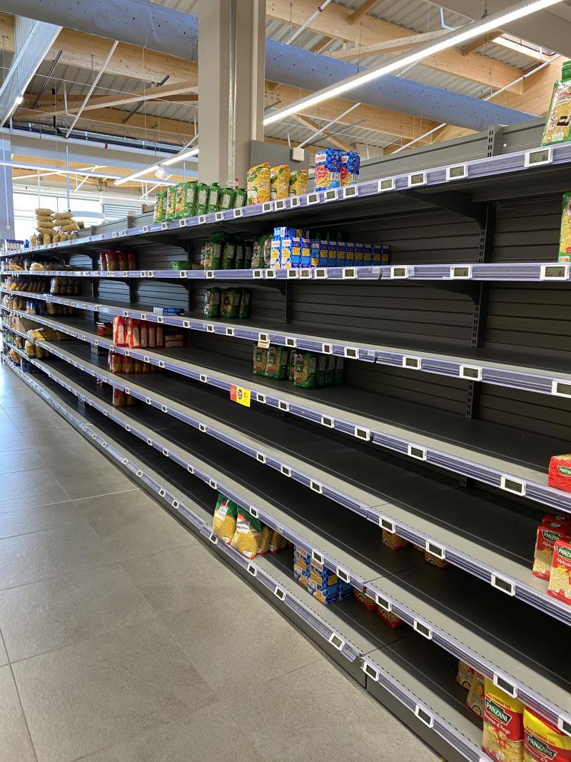 Pays De Gex File D Attente Devant Les Supermarches Du Territoire