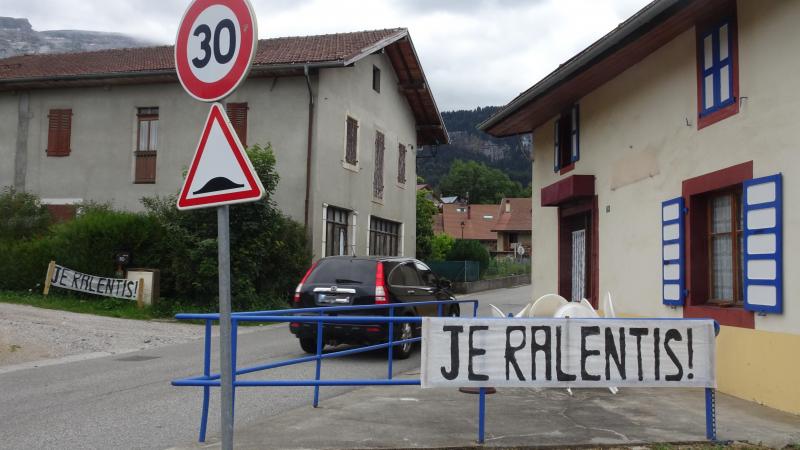 L’objectif est de 50 banderoles sur la commune... Peu à peu «
Je ralentis
!
» fait des émules.