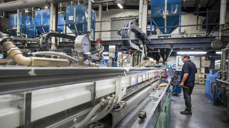 Chaque année, l’usine Veka de Thonon produit 17 millions de mètres de tubes de PVC, soit de quoi confectionner environ 1,7 million de fenêtres.