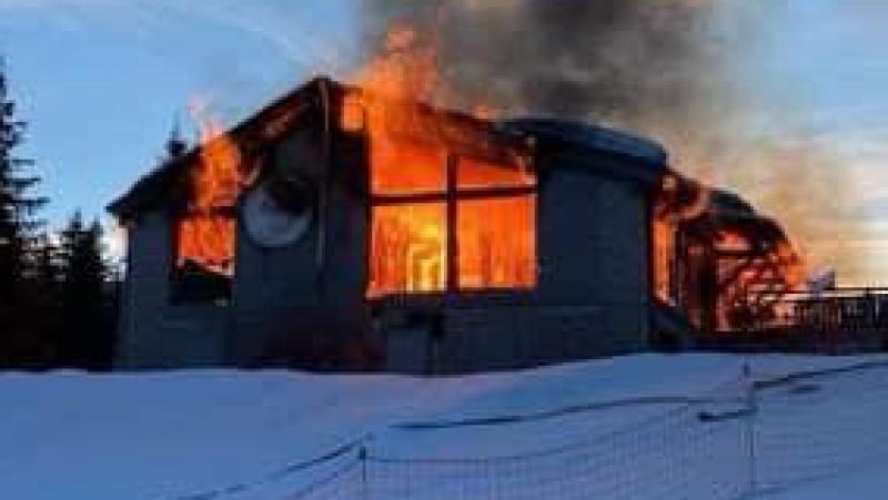 Le restaurant d’altitude «La Môme» à Megève a été détruit par les flammes, ce 31 décembre 2021 (© SDIS 74).