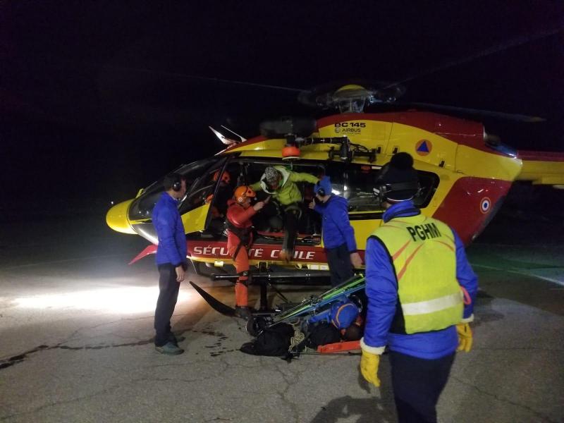 Deux hélicoptères ont été nécessaire pour évacuer en urgence, les 31 occupants du refuge de l’Argentière, suite à une intoxication au monoxide de carbone (© PGHM Chamonix)
